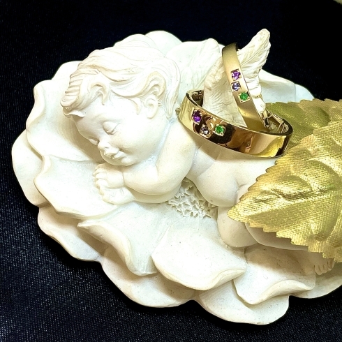表面デザイン「愛とこだわりの詰まった結婚指輪 淡路島の洲本市、洲本イオンにある創業115年の宝石と時計のカマモト 時計の電池交換から指輪･ネックレスの修理、リフォーム、婚約指輪、結婚指輪まで。みなさまの人生に寄り添うお店です。」