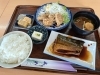 サワラの煮付け＋鶏の唐揚げ定食1250円「季節の魚サワラをランチで」