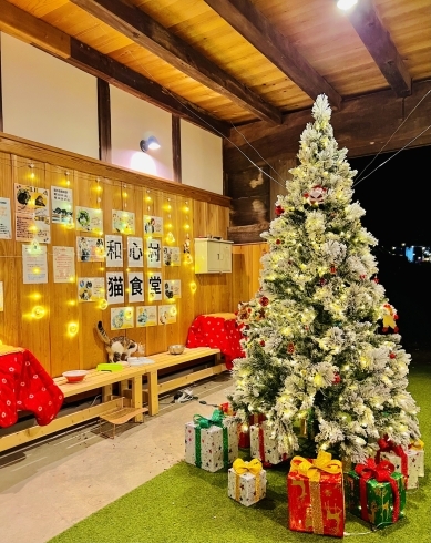 和心村の冬物語: クリスマスツリーと猫たちの幸せ「和心村の冬物語: クリスマスツリーと猫たちの幸せな時間」