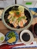 サーモンマヨ炙り丼　イクラのせ（税込1,400円）「テイクアウトも可能な新定番メニュー！　サーモンマヨ炙り丼🐟🛍️」