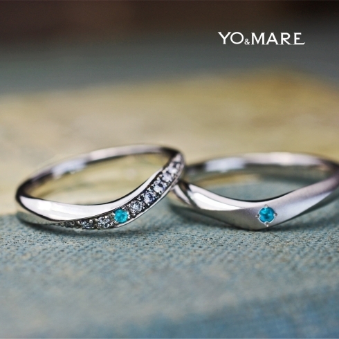 Vラインリングにパライバをセットした結婚指輪作品「【パライバ】ダイヤが並ぶVラインリングにパライバをセットした結婚指輪オーダー作品」