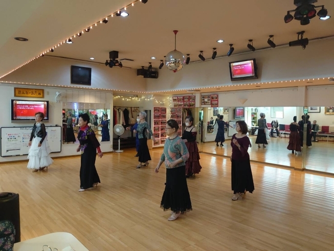 「藤井寺バンバンでラインダンス☆　レンタルスタジオバンバンでは社交ダンス教室も開校中！」