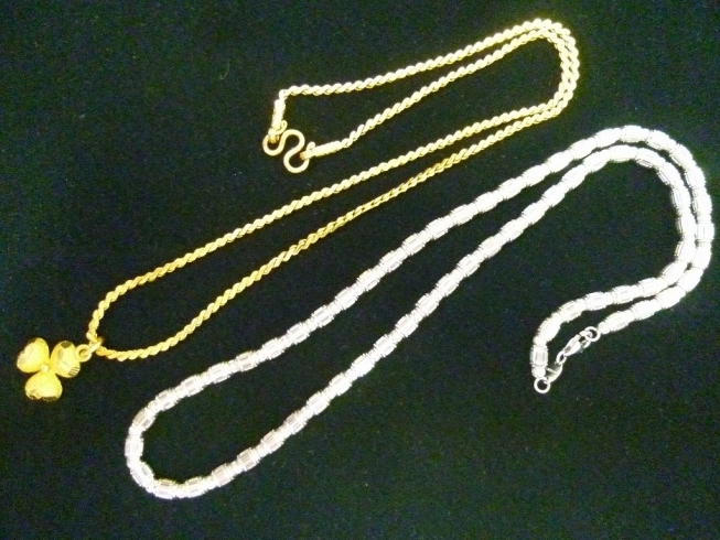 海外出身の方からネックレス2本をお売り頂きました「買取専門 金のクマ 沼津店 ネックレスの留めの形に特徴あり」