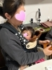 お母さんと弟君「お母さんに抱っこされて、お稽古【豊明市のピアノ、カリンバ、オカリナ教室】」