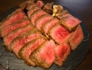 肉バルkotohogiの人気メニュー「赤身ステーキ」の紹介
