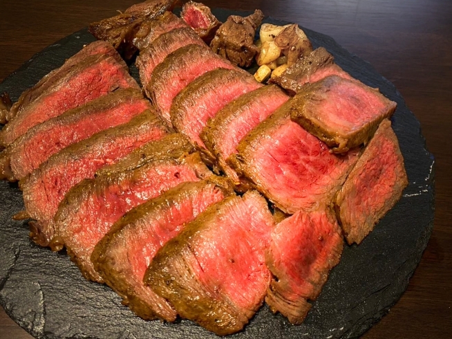 「肉バルkotohogiの人気メニュー「赤身ステーキ」の紹介」