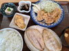 「焼き魚or煮魚＋鶏の唐揚げ＋玉子焼き他小鉢2品 コーヒー付き　1250円」