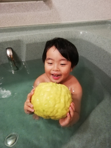 「定休日。息子と鬼柚子風呂♪（＾ν＾）」