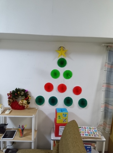 クリスマスリースは生徒さんの作品です「クリスマスの飾り付け【久屋大通の英会話教室】」