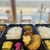 12/6「豚生姜焼き&ビーフコロッケ弁当」淡路島の淡路市育波でおむすび、お弁当の販売をしております！こだわりのおにぎり是非ご堪能ください！オーシャンビューの店内で身体に優しいランチ、カフェもしております✨ぜひお越しください！