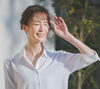 眩しがる女性「眼瞼下垂になると、どうして眩しく感じるのでしょうか？形成外科医との対話」
