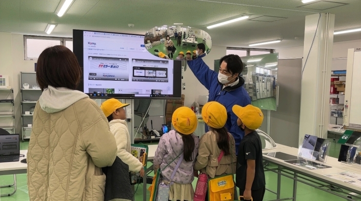 コミーミラーの説明を聞く児童のみなさん「川口市立仲町小学校「町探検」～コミーQiセンターに見学に来てくれました～」