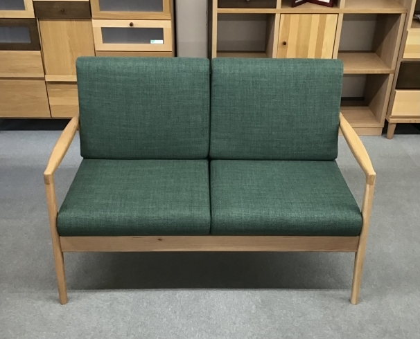 「模様替えもラクラク✨コンパクトながら北欧家具のようなデザインが印象的な久和屋のソファ。安心の国産家具をお探しなら神戸市西区の家具のネクストへ。」