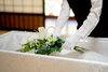 「ご自宅？　葬儀屋？　ご遺体の安置場所の選択の流れ・期間・費用感を解説【横浜根岸の葬儀・家族葬なら小島葬儀店】」