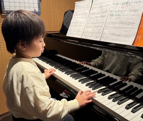 『ドラえもん〜Paradise」を練習中の5歳くん「ポケモン大好きっ子達のピアノ練習♪楽しみなクリスマスコンサートも間近！【南区＆下京区のピアノ・リトミック・英語リトミック・ベビーリトミック】」