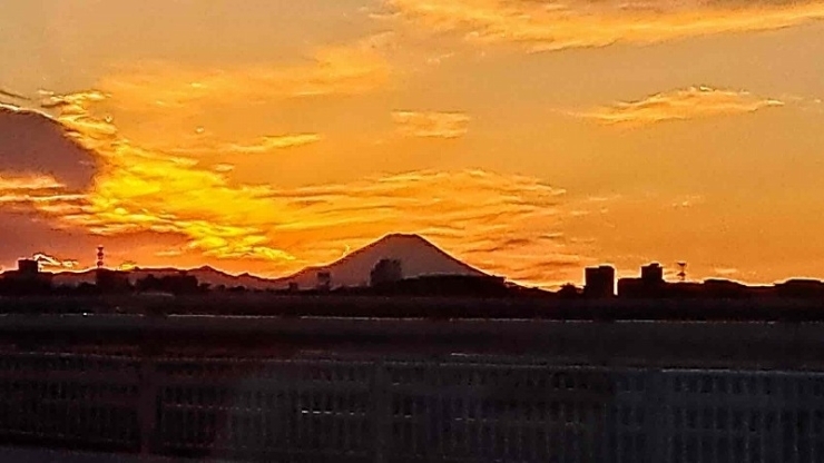 何気のない景色に心が癒されます「綺麗な夕焼けと富士山のシルエット　　明日からもがんばろう！！ 【白井市訪問介護・相談支援】　」