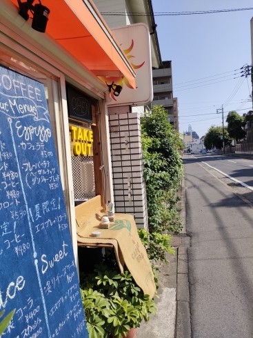 目印の手書き看板🪧外からのテイクアウトも可能です「北区岡町にオープンしたおしゃれなカフェ、コーヒースタンド！BeninoCOFFEE(ベニーノコーヒー)」