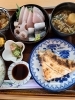 ブリカマの塩焼き＋刺身盛り合わせ定食2300円「年末は30日まで、年明けは4日から営業いたします。」