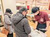 【年末お持ち帰り寿しをお渡ししている様子】「【大晦日恒例！年末お持ち帰り寿し】Part2」
