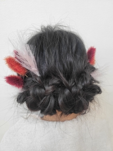 「三つ編みをくずし、髪の毛をまとめたヘアアレンジ【札幌市北区篠路美容室　美神本店】」