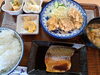 煮魚＋若鶏の唐揚げ、小鉢3品付き1250円「煮魚＋若鶏の唐揚げ、小鉢3品付き1250円」