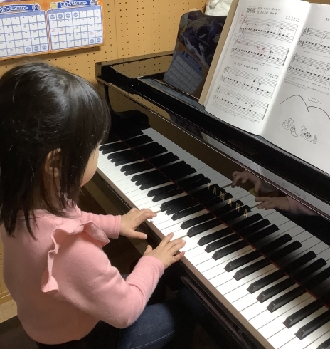 初めての両手！難しいけれど、張り切って練習中！「びっくり‼️クリスマスコンサート後の南区＆下京区のピアノ教室♪みんなの成長がすごすぎて嬉しい♪【京都市南区＆下京区のピアノ・リトミック・英語リトミック・ベビーリトミック】」