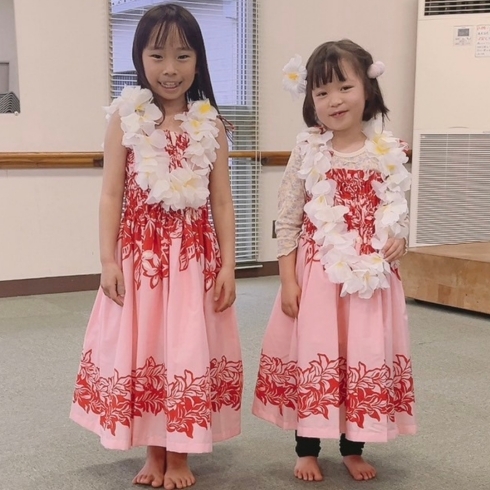 照れくさそうな嬉しそうな表情に私まで笑顔になります「子供フラダンス教室 那珂川市 新しい衣装でワクワク！」