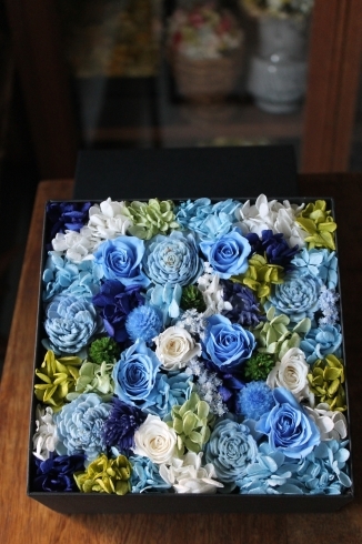 プリザードボックス　ブルー　17㎝「戸塚安行の花屋フランテッセ お見舞いに喜んでいただけるプリザーブドフラワーBOX」