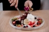 ストロベリーハートパンケーキ【イートイン】「2月季節限定メニューはバレンタインの雰囲気で…」