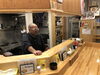 笑顔で話す店主さん「インタビューするはずが逆インタビュー！？人情たくさん呑気屋あじふく」