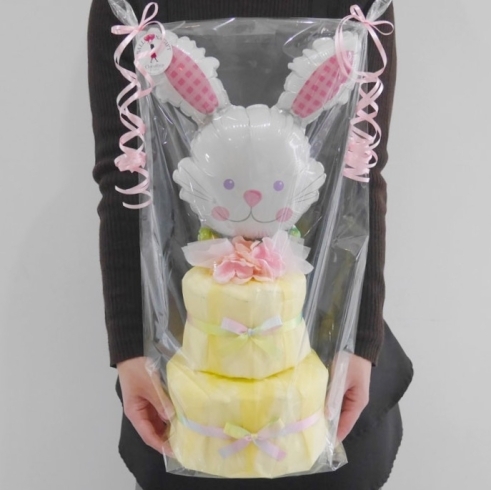 春の出産祝いにオススメなウサギのおむつケーキ「春の出産祝いのギフトにオススメなウサギのおむつケーキ 出雲市姫原 バルーン おむつケーキ 誕生日 飾り付け」