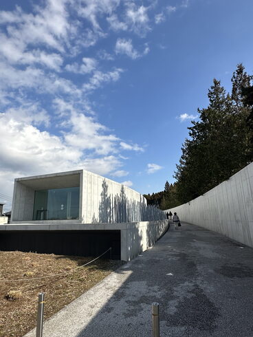 ホキ美術館正面 千葉県緑区あすみが丘東3〜5「ホキ美術館 西船橋駅北口 アンティークDEN」