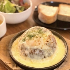 たっぷりのチーズがしあわせ〜💛チーズキーマMAGUMA鉄板🍛✨