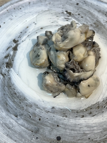 「自家製の「牡蠣の燻製」、おすすめです！　【立ち食い活貝、海鮮丼、定食など八千代市にある海の家】」