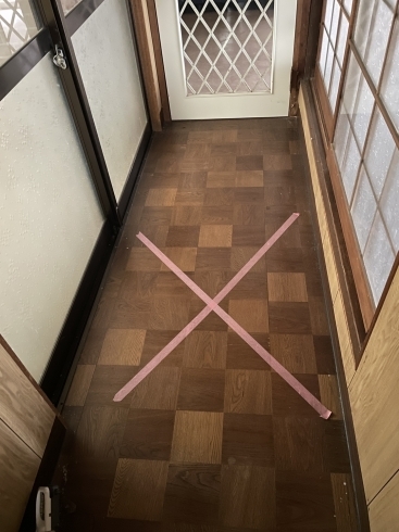 床が沈んでしまっている箇所にテープで印「古い家屋の片付けは「床の踏み抜き」に注意！」