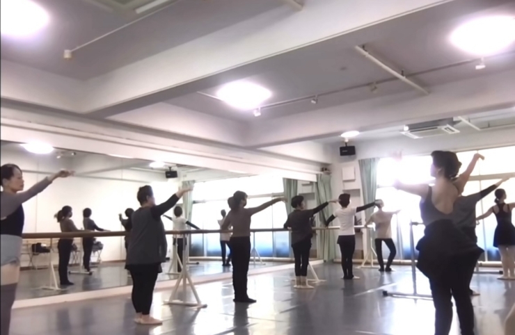 「楽しくﾚｯｽﾝしています😊〜大人から始めるバレエ　M Ballet Studio〜」
