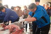 朝市のマグロ解体ショーの様子です✨「🐟広島の漁業を支える！　意外と知らない市場の役割とは！？　尾道の朝市にもぜひ遊びに来てください！」