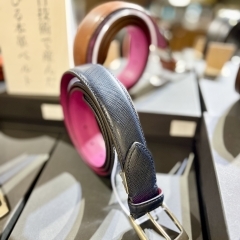 Japan Leather Creation in 銀座三越開催中。本革で伸びるベルト「くつろぎリラックスレザーベルト」をはじめ、全国から選りすぐりのレザークラフトが集結！