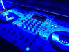 DJ が曲をミックス「DJマシンがライトアップされました」