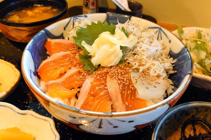 富士サーモンと釜揚げしらすの紅白丼「平日は、ゆうすいポイント3倍キャンペーン！」
