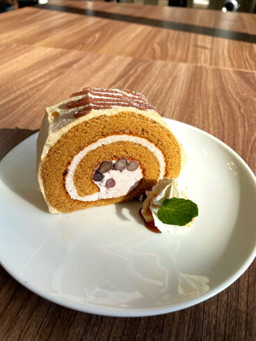 黒蜜きなこのロールケーキ「期間限定メニュー『黒蜜きなこのロールケーキ』」