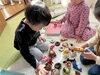 かわいいフェルトのグッズで左右の把握「小さいお子さんは、演奏の前にたくさんの下地を作ります」