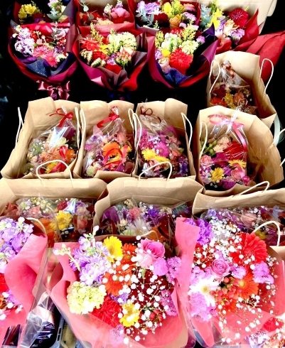 花束「こんにちは☺️KOBEフラワーグリーンです。3月に入り大量の花束のご注文をいただきました💐【神戸市西区　池上　花束　アレンジメント　スタンド花　胡蝶蘭　花環　大きな装花】」