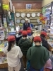 ウエハラ時計眼鏡宝飾店の探検の様子です。「2024年2月21日地元の相模原市立相原小学校2年生の児童の皆さんが町探検で相原二本松商店街に来てくれました。」