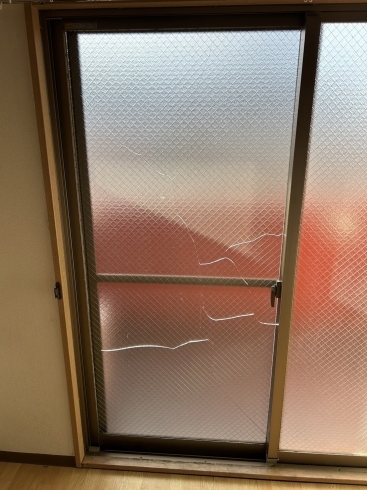 窓ガラスの割替前「伏見区のマンションで窓ガラスの割替工事をしました。」