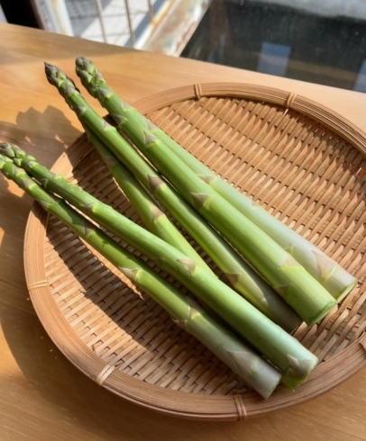 「地元の農家さんから採れたてのアスパラガスが届きました！」