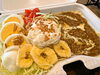 「甘くて辛い！？新商品【🍌バナナ屋さんのカレーライス🍛】が食べられるのは【日曜の教習所メシ】だけ！日曜は『バナナマニア』さんの日⭐️曜日毎に出店！3月の【日替わりグルメ＆ランチ販売】出入り自由『京成ドライビングスクール』さん🚙」