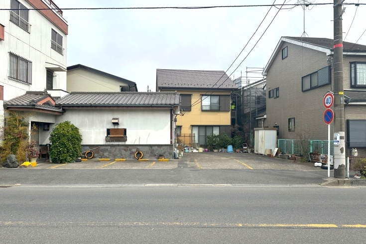 お店のすぐ近くに停めていただけます「昼間のみ駐車場あります!ぜひランチにご来店ください」