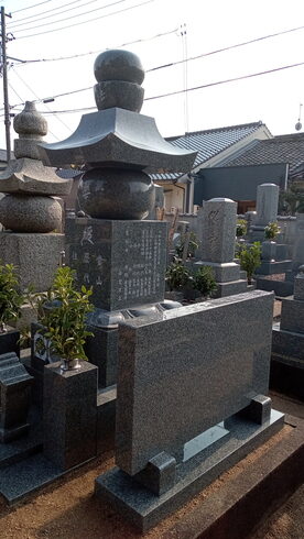 斜め右側から見た石塔。「慈眼寺さんの住職 8」
