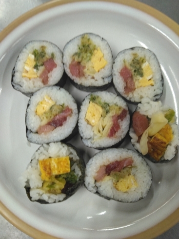 天然の山菜を天ぷらにし卵焼きで巻きました。「山菜海苔巻き」